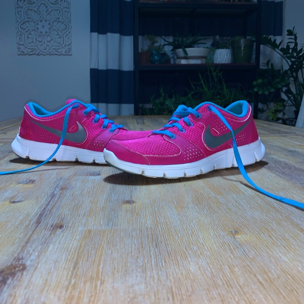 NIKE Flex Experience Rn - Size 7.5 Fireberry pink blue silver